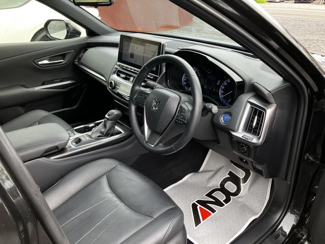 CROWN sedan hybrid