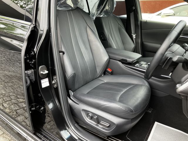 CROWN sedan hybrid