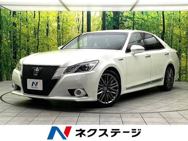 CROWN sedan hybrid