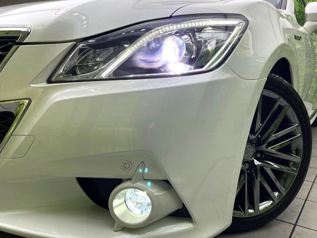CROWN sedan hybrid