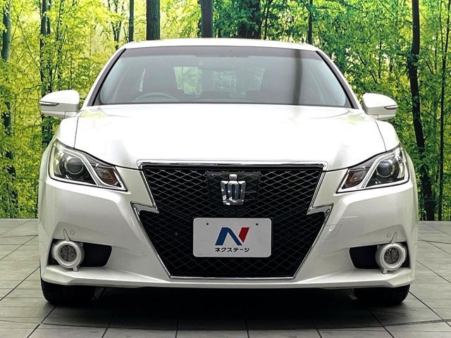 CROWN sedan hybrid