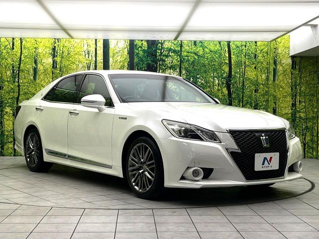 CROWN sedan hybrid