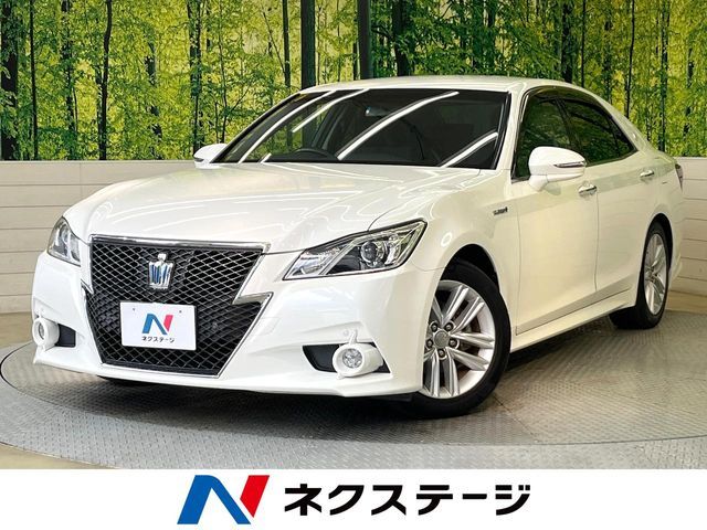 CROWN sedan hybrid
