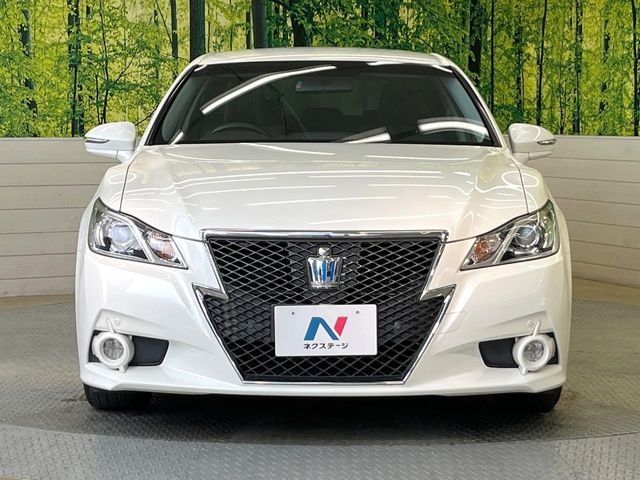CROWN sedan hybrid