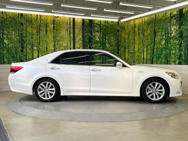 CROWN sedan hybrid