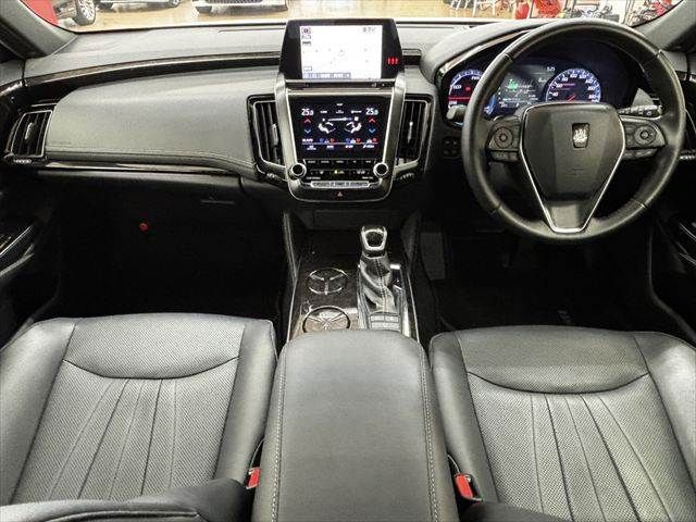 CROWN sedan hybrid