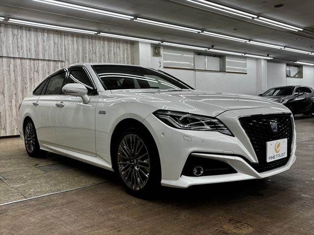 CROWN sedan hybrid