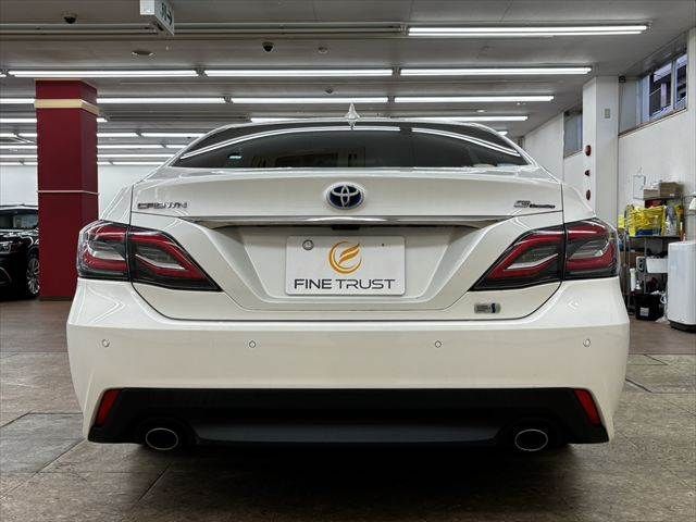 CROWN sedan hybrid