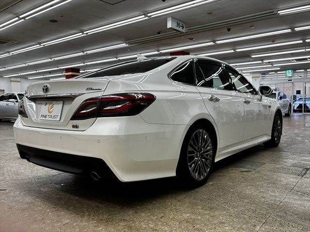CROWN sedan hybrid