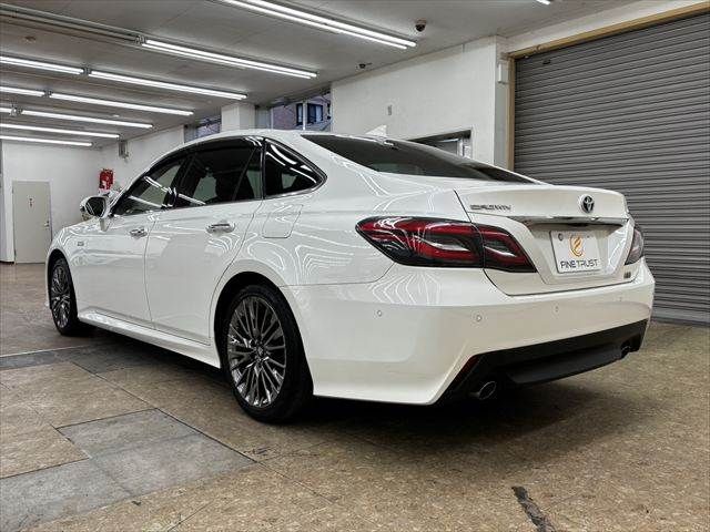 CROWN sedan hybrid