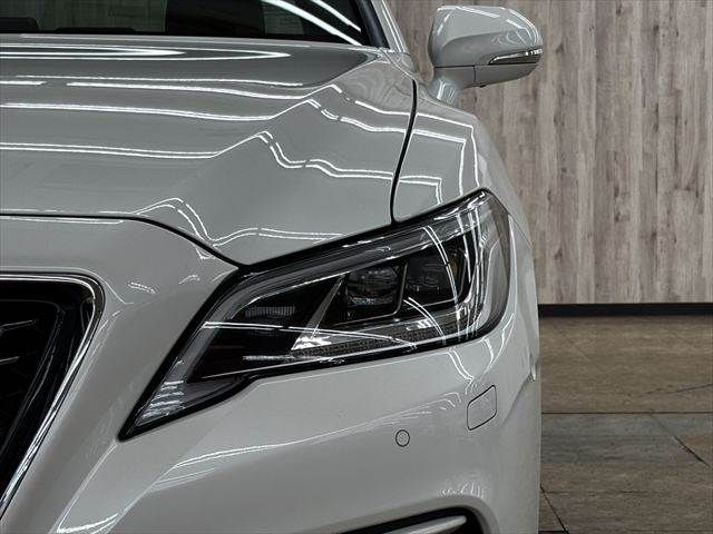 CROWN sedan hybrid