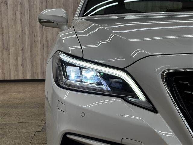 CROWN sedan hybrid