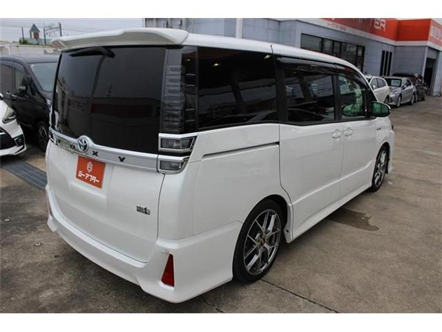 VOXY HYBRID