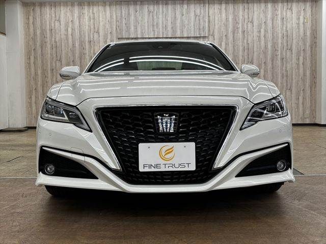 CROWN sedan hybrid
