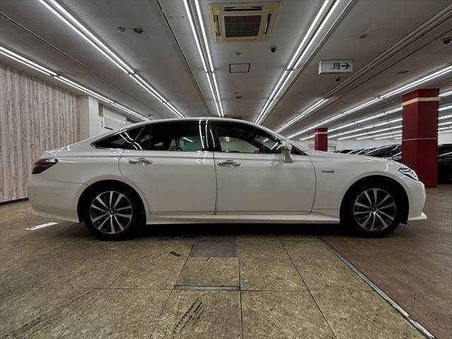 CROWN sedan hybrid