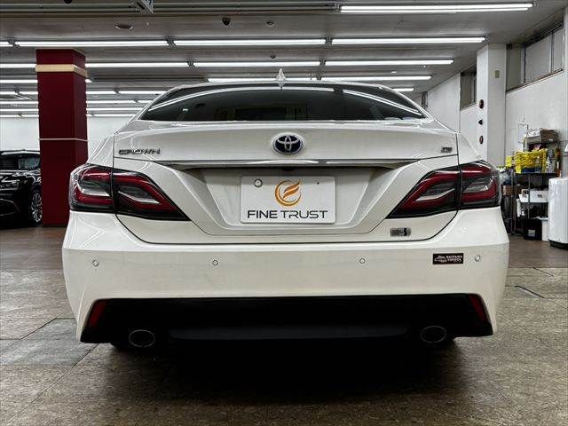 CROWN sedan hybrid