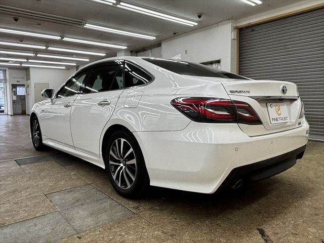 CROWN sedan hybrid