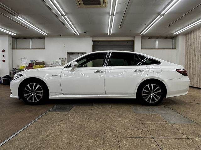 CROWN sedan hybrid
