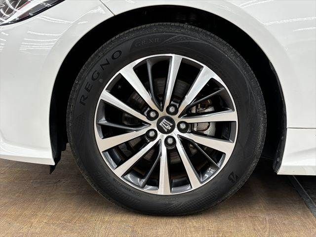 CROWN sedan hybrid