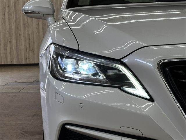 CROWN sedan hybrid