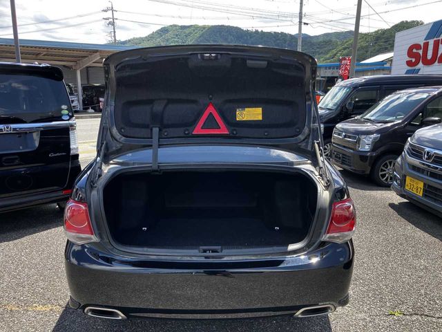 CROWN sedan