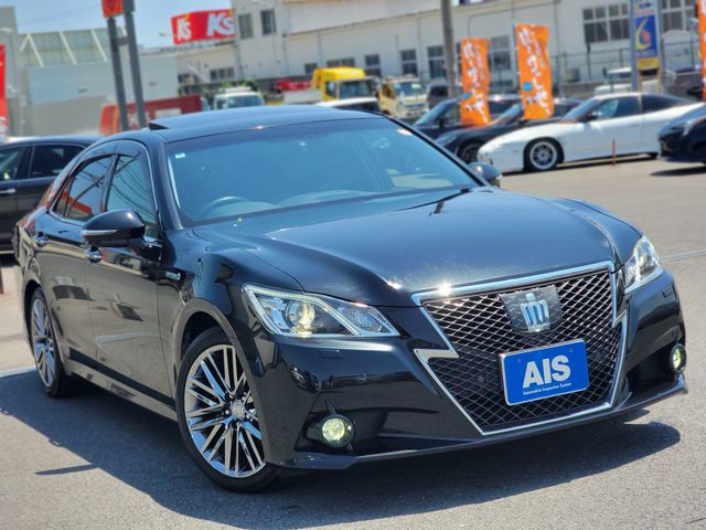 CROWN sedan hybrid