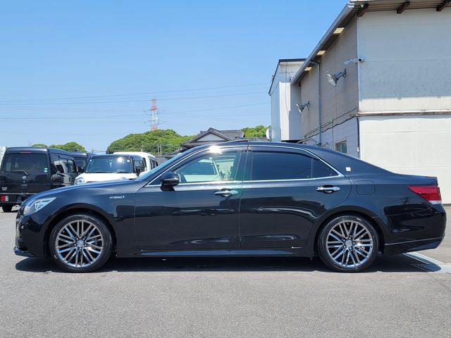 CROWN sedan hybrid