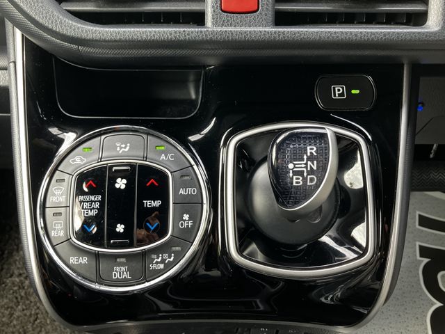 VOXY HYBRID