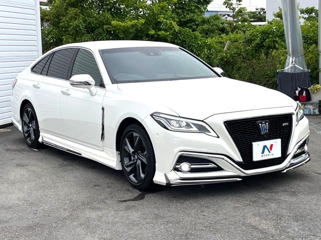 CROWN sedan hybrid