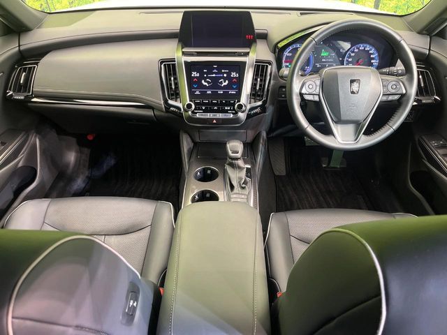 CROWN sedan hybrid