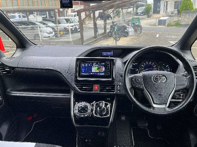 VOXY HYBRID