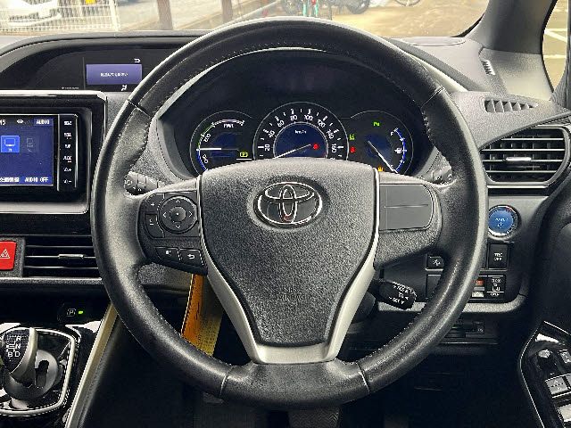 VOXY HYBRID