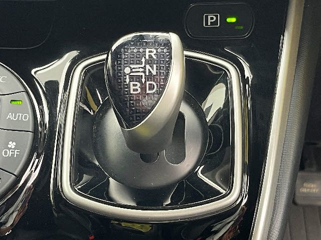 VOXY HYBRID