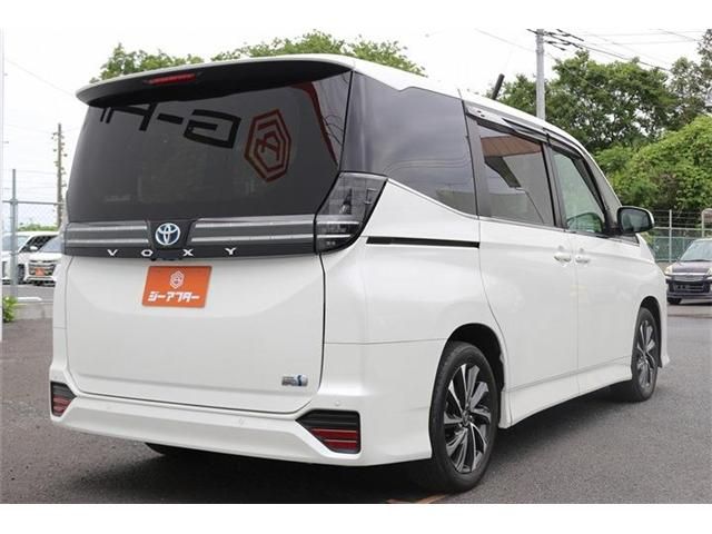 VOXY HYBRID
