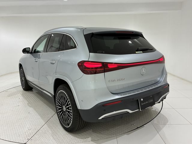 MERCEDES BENZ EQA