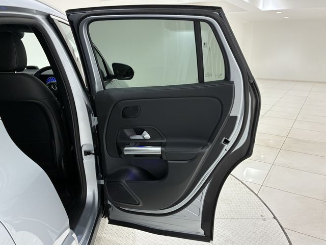 MERCEDES BENZ EQA