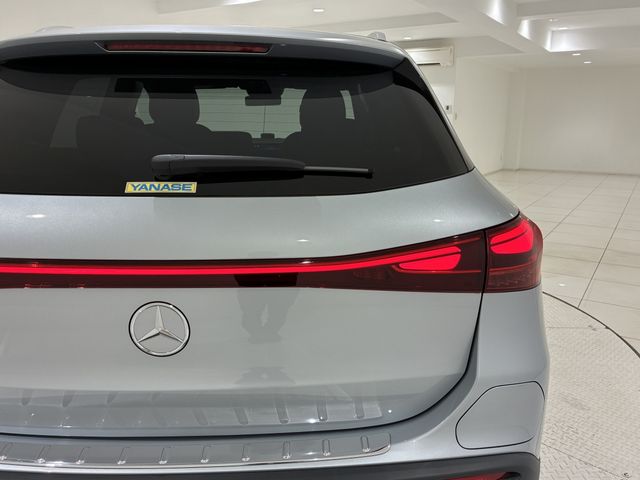 MERCEDES BENZ EQA