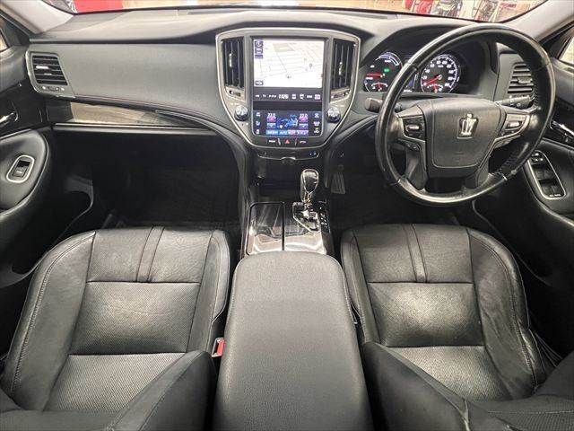 CROWN sedan hybrid
