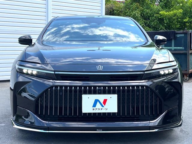 CROWN sedan hybrid