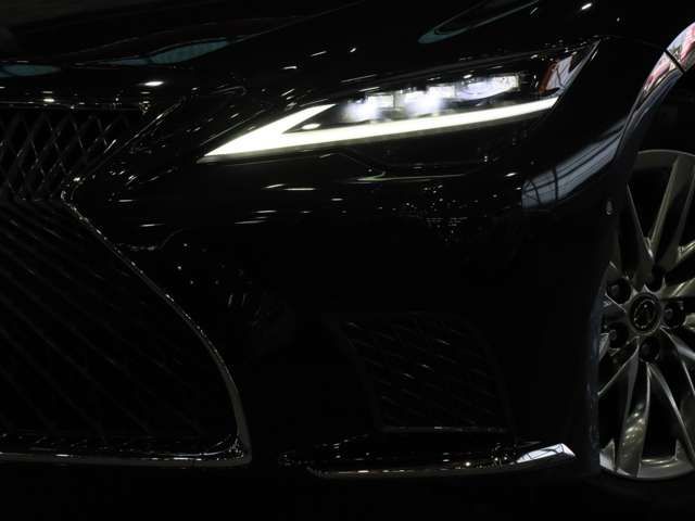 LEXUS LS500h 4WD