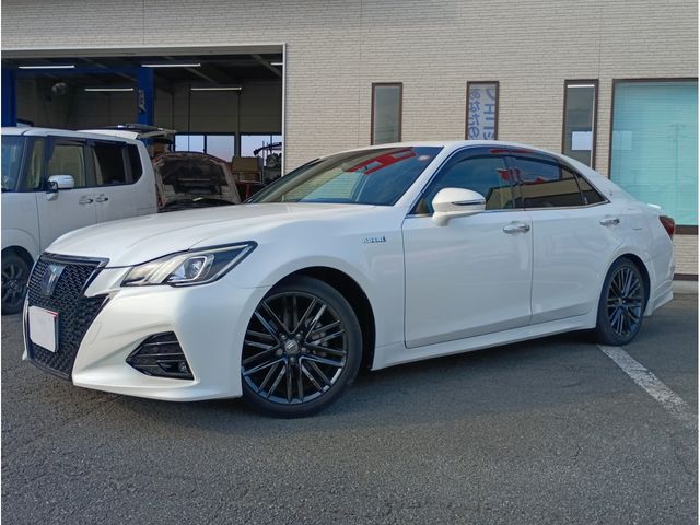 CROWN sedan hybrid