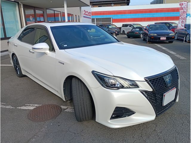 CROWN sedan hybrid