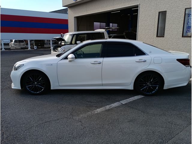 CROWN sedan hybrid