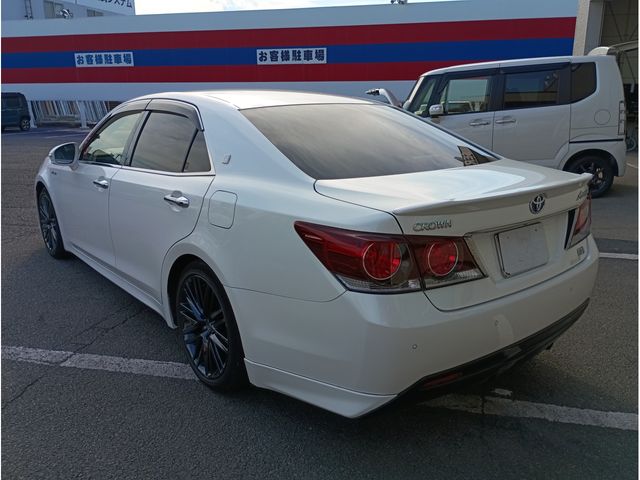 CROWN sedan hybrid