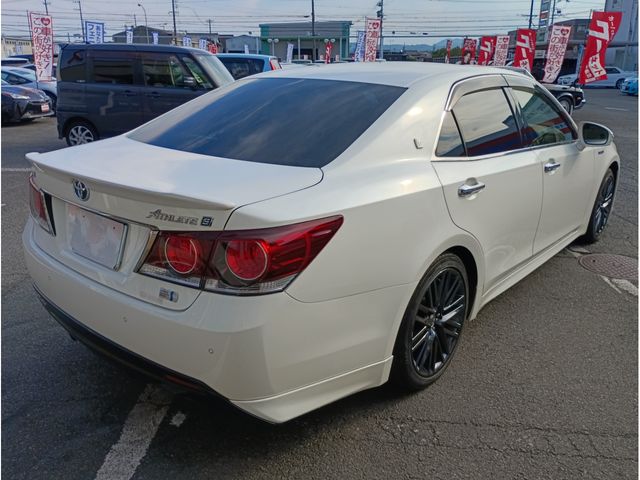 CROWN sedan hybrid
