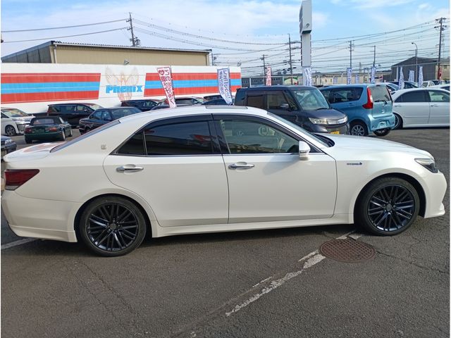CROWN sedan hybrid