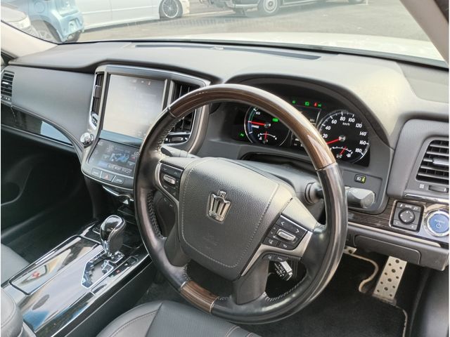 CROWN sedan hybrid