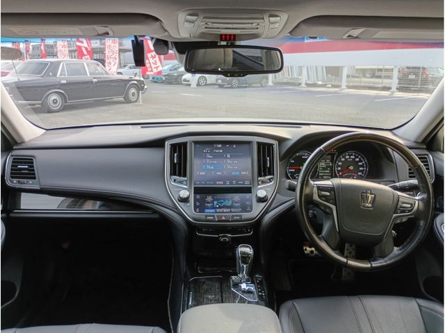 CROWN sedan hybrid