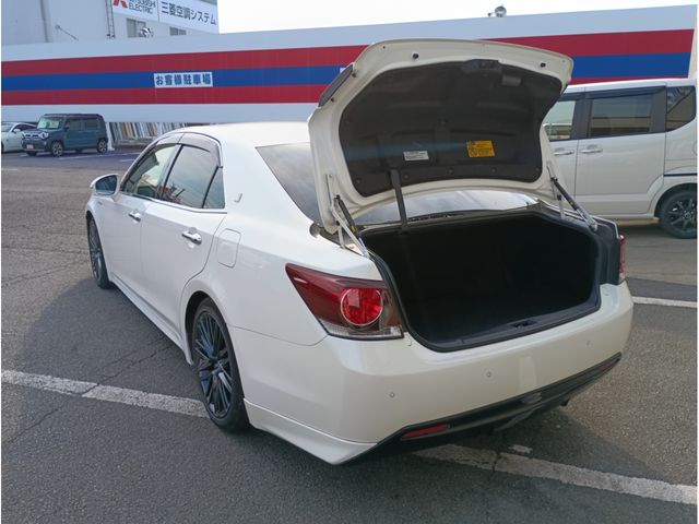 CROWN sedan hybrid