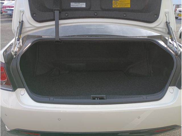 CROWN sedan hybrid